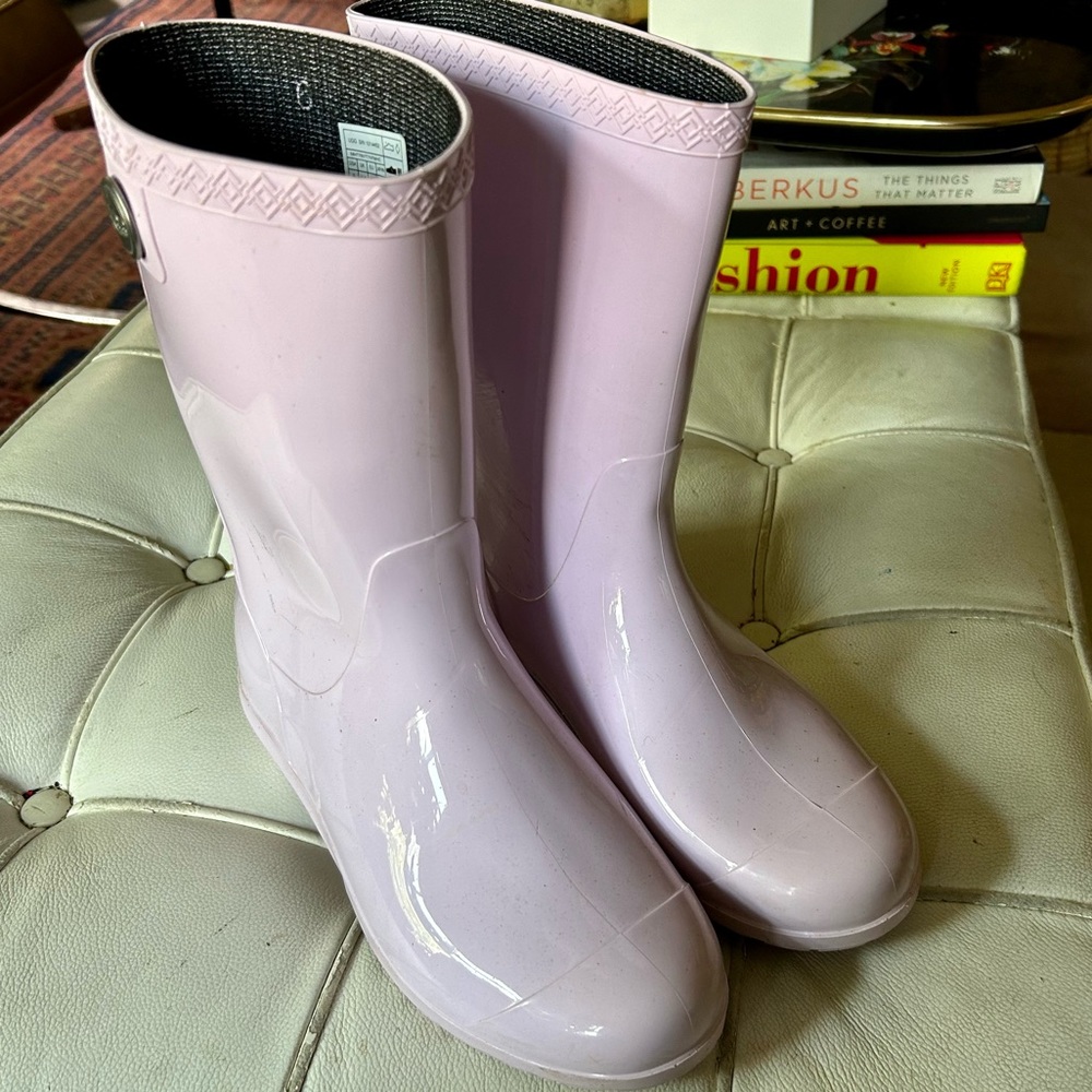 Ugg rain boots light lilac sz 6 lots of life left